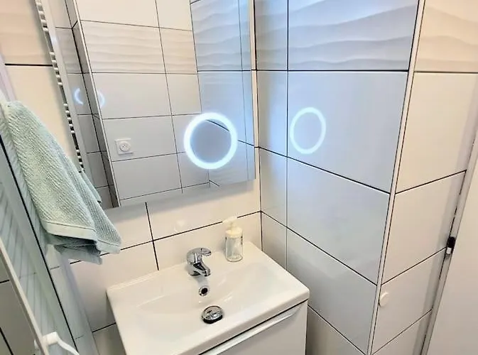 Cosy, Rénové, Bien Situé, Parking Privé Appartement